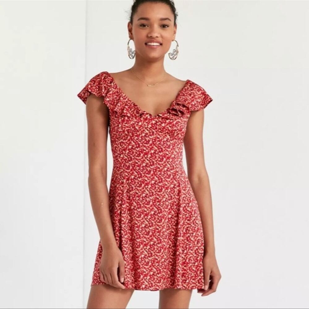 NWT Urban Outfitters Kimchi Blue Daisy May Red Floral Ruffle Dress Size Large
